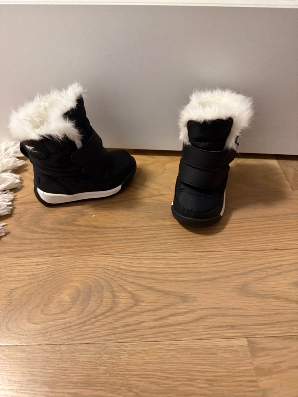 NWOT Sorel Black Winter Boots with White Faux Fur 5